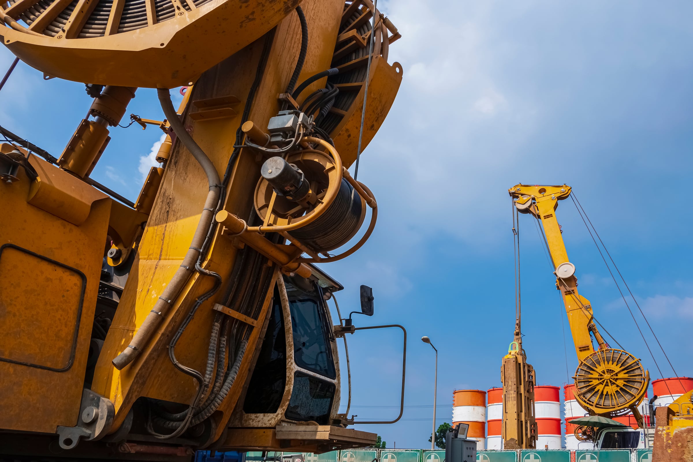 Crawler cranes drilling